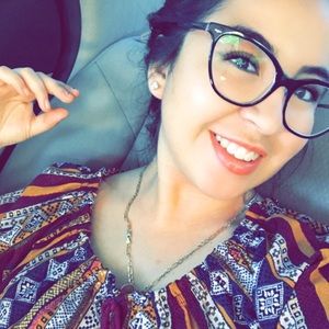 Meet your Posher, Yesenia